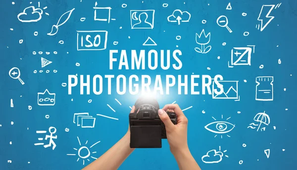 Fotografía Mano Con Cámara Digital Inscripción Famous Photographers Concepto Ajustes —  Fotos de Stock