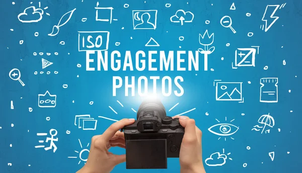 Ruční Fotografování Digitálním Fotoaparátem Nápisem Engagement Fotos Koncepce Nastavení Fotoaparátu — Stock fotografie