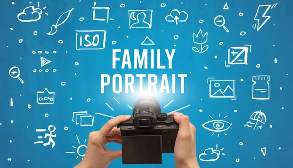 Fotografía Mano Con Cámara Digital Inscripción Family Portrait Concepto Ajustes —  Fotos de Stock