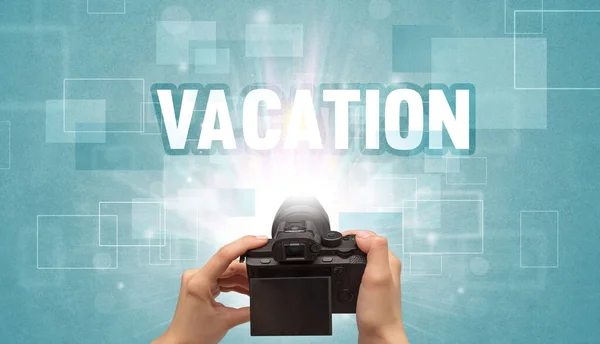 手持数码相机的特写 带有Vacation题词 旅行概念 — 图库照片