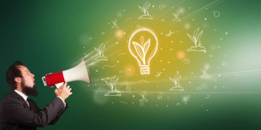 Genç insan megafonla ve eko ampul ikonuyla bağırıyor, sağlıklı beslenme konsepti