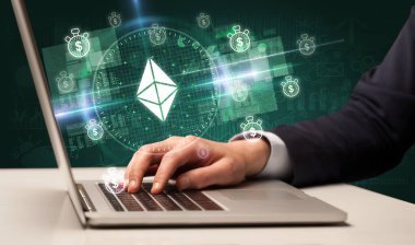 iş adamı borsada çalışıyor ve dizüstü bilgisayardan ethereum simgeleri çıkıyor