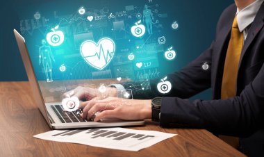 Ekrandan gelen ECG simgeleriyle ilgili tıbbi sorunlar için internette el taraması