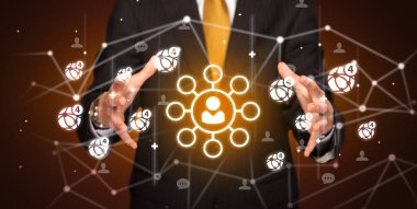 Elinin altında bir topluluk ağı simgesi, sosyal ağ konsepti