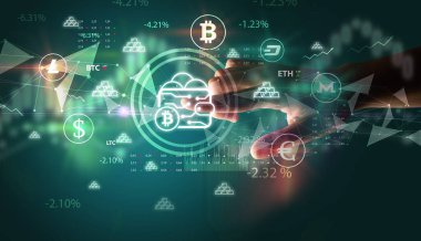 Multimedya dokunmatik ekran fütüristik konsept üzerinde iş adamı el ile bitcoin cüzdan sembolü itme