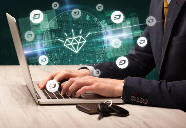 Geschäftshandarbeit Der Börse Mit Diamant Ikonen Die Vom Laptop Bildschirm — Stockfoto