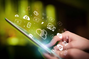 Elle çizilmiş bulut simgelerine sahip bir dokunmatik ekran yakın plan, dijital dönem konsepti