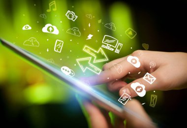 Elle çizilmiş ileri ok simgeleriyle bir dokunmatik ekranın yakın çekimi, dijital dönem kavramı