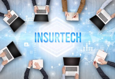 INSURTECH yazıtları, modern teknoloji konsepti olan bir ofiste çalışan meşgul insanlar grubu