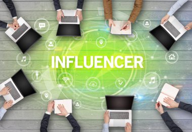 INFLUENCER ile toplantı yapan bir grup insan, sosyal ağ konsepti