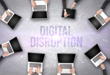 Bir dizüstü bilgisayarı olan bir grup insan DiGITAL DISRUPTION içgüdü, web güvenliği kavramı