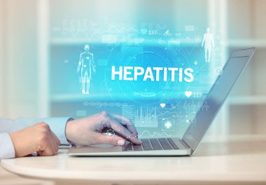 HEPATITIS yazıtları ile sağlık kontrolü yapan doktor tıbbi test sonuçlarını kaydediyor.