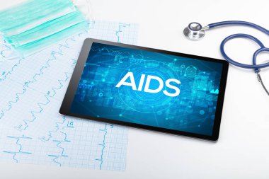 AIDS kısaltmalı bir tabletin yakın plan görüntüsü, tıbbi konsept