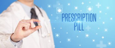 Doktorun prescRIPTION haplı bir hap verdiği yakın plan, tıbbi konsept.