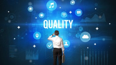 Nitelik ve modern teknoloji kavramına sahip bir işadamının arka görüşü