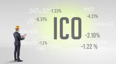 ICO kısaltması ile birlikte, sert şapkalı teknoloji mühendisi.