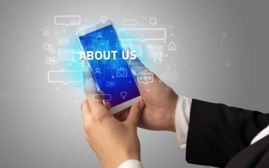 Amerikan yazıtları ve sosyal medya konseptiyle akıllı telefonda yazan bir kadın.