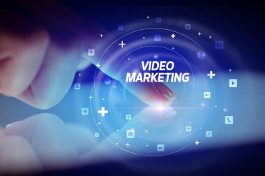 Sosyal medya simgeleri ve Video Pazarlama ile parmak dokunma tablet