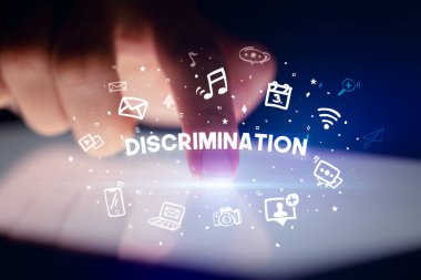 Çizilmiş sosyal medya simgeleri ve DISCRIMINATION yazıtları, sosyal ağ konsepti ile parmak temas tableti