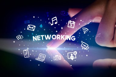 Çizilmiş sosyal medya simgeleri ve NETworking yazıtları, sosyal ağ konsepti ile parmak temas tableti