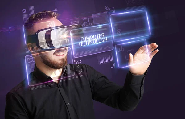 Empresário Olhando Através Óculos Realidade Virtual Com Inscrição Tecnologia Computador — Fotografia de Stock
