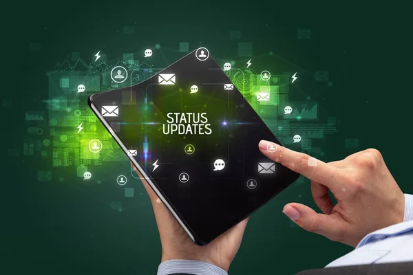 Geschäftsmann Hält Ein Faltbares Smartphone Mit Beschriftung Status Updates Social — Stockfoto