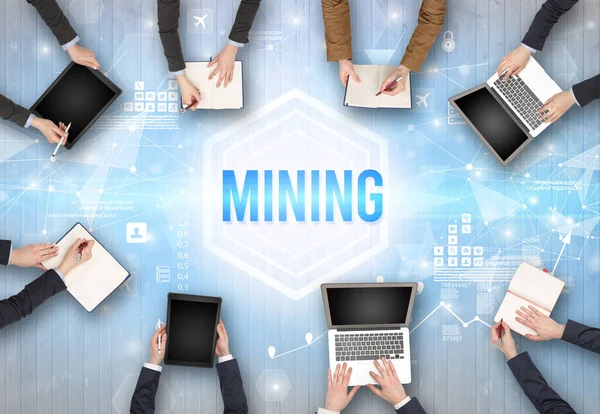 Gruppe Geschäftiger Menschen Die Einem Büro Mit Mining Beschriftung Arbeiten — Stockfoto