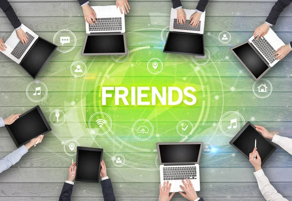 Gruppen Personer Som Har Ett Möte Med Friends Insciption Socialt — Stockfoto