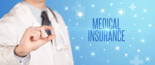 Zbliżenie Lekarza Podającego Tabletkę Napisem Medical Insurance Koncepcja Medyczna — Zdjęcie stockowe