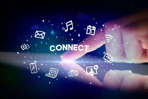 ソーシャルメディアのアイコンとConnect碑文 ソーシャルネットワークの概念を描いた指のタブレット — ストック写真