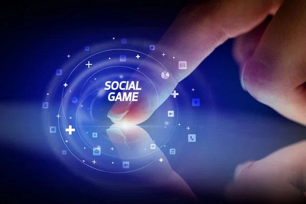 带有社交媒体图标和社交游戏的手指触摸平板电脑 — 图库照片