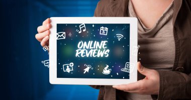 Tablet üzerinde çalışan genç iş adamı ve yazıyı gösteriyor: ONLINE REVIEWS