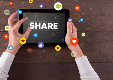 Paylaşımlı yazı, sosyal ağ konsepti ve dokunmatik ekranın yakın plan görüntüsü
