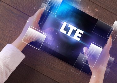 LTE kısaltmalı el ele tutuşma tabletinin yakın çekimi, modern teknoloji kavramı