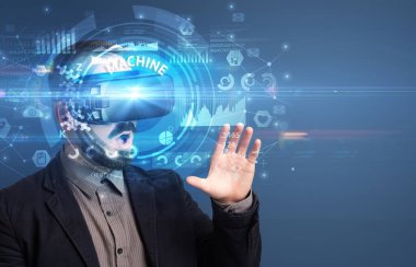 Sanal gerçeklik gözlükleriyle Makine yazıtlarını inceleyen iş adamı, yenilikçi teknoloji konsepti