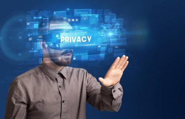 Sanal gerçeklik gözlüklerine bakan iş adamı. Mahremiyet yazıtları, yenilikçi güvenlik kavramı.