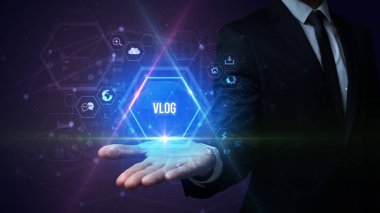 Adamın elinde Vlog yazıları, sosyal medya kavramı