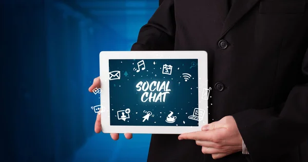 Młoda Osoba Biznesowa Pracująca Tablecie Pokazująca Napis Social Chat — Zdjęcie stockowe