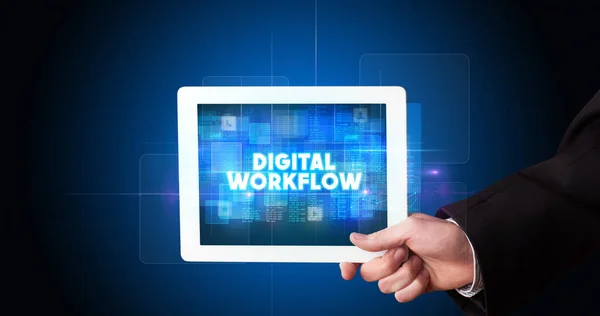 从事平板电脑工作的年轻商人并展示了题词 Digital Workflow — 图库照片