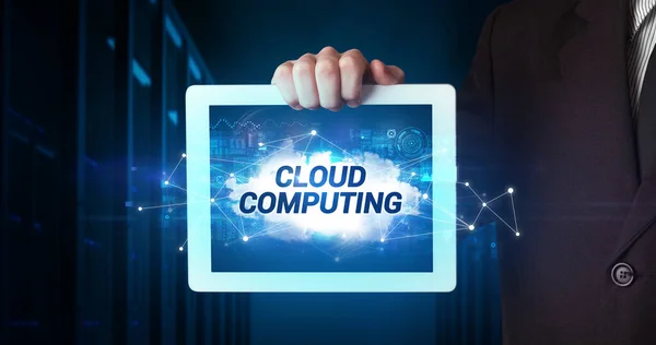Młoda Osoba Biznesowa Pracująca Tablecie Pokazująca Napis Cloud Computing — Zdjęcie stockowe