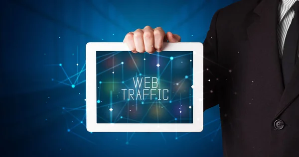 Giovane Imprenditore Che Lavora Tablet Mostra Segno Digitale Web Traffic — Foto Stock