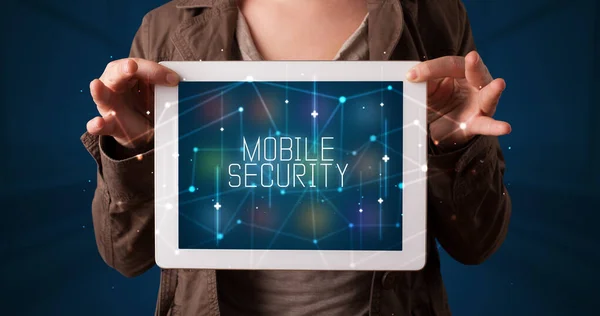 タブレットで作業し デジタル署名を表示する若いビジネス者 モバイルセキュリティ — ストック写真