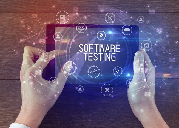 SOFTWARE TESTING yazıtları, yenilikçi teknoloji kavramına sahip bir tabletin yakın çekimi