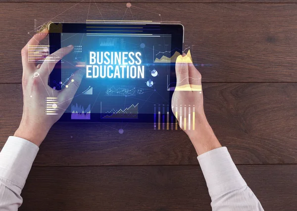 Primo Piano Mani Che Tengono Tablet Con Iscrizione Business Education — Foto Stock