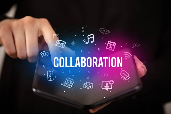 Üzletember Tartja Összecsukható Okostelefon Collaboration Felirat Szociális Média Koncepció — Stock Fotó