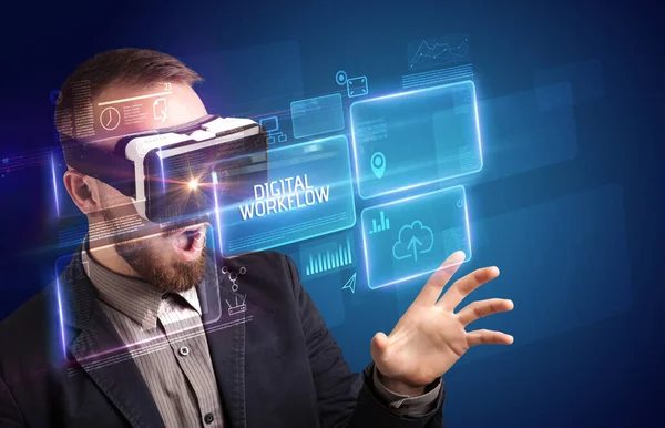 Zakenman Zoek Door Virtual Reality Bril Met Digital Workflow Inscriptie — Stockfoto