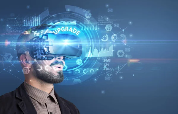 Zakenman Zoek Door Virtual Reality Bril Met Upgrade Inscriptie Innovatieve — Stockfoto
