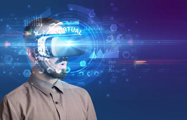 Hombre Negocios Mirando Través Gafas Realidad Virtual Con Inscripción Virtual — Foto de Stock
