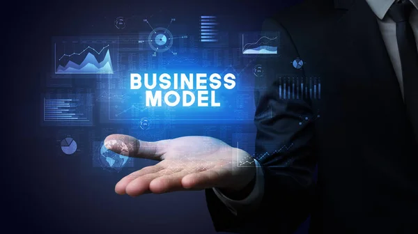 ビジネスモデルの碑文を保持するビジネスマンの手 ビジネスの成功の概念 — ストック写真