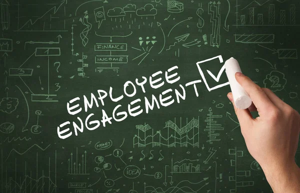 손으로 Employee Engagement 비문과 칠판에 새로운 — 스톡 사진